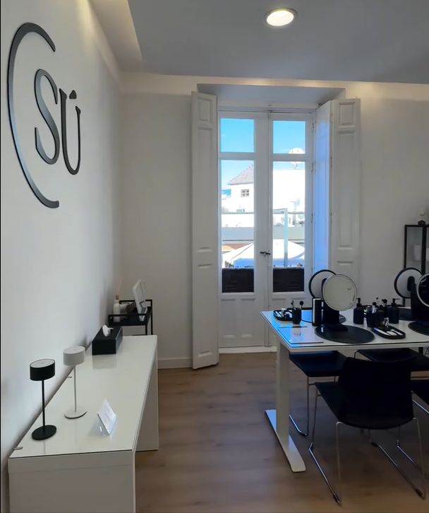 Interior del estudio de Sumakeup con el logotipo en la pared y una mesa de trabajo junto al balcón